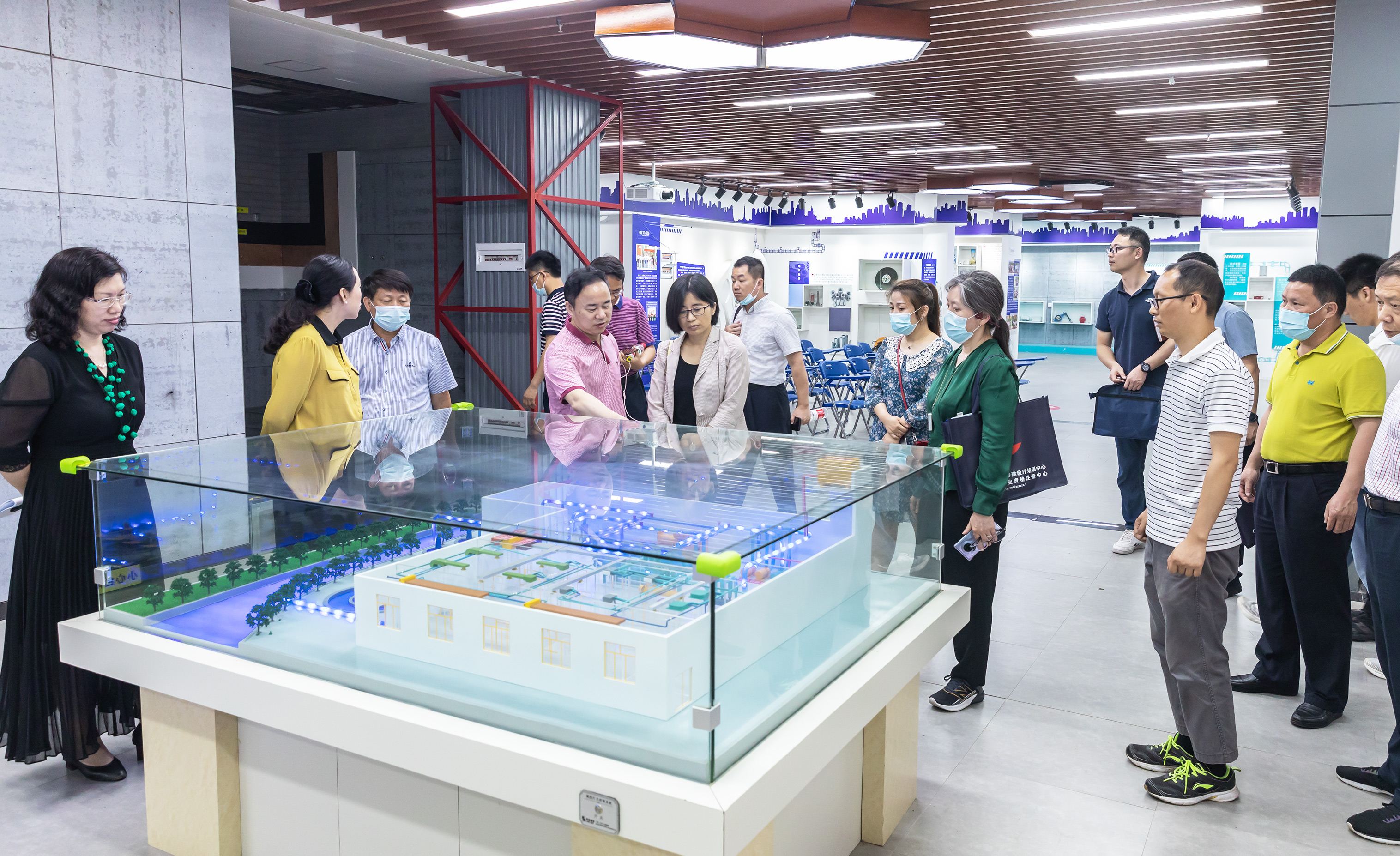 于洋副主任一行参观通风空调实训基地