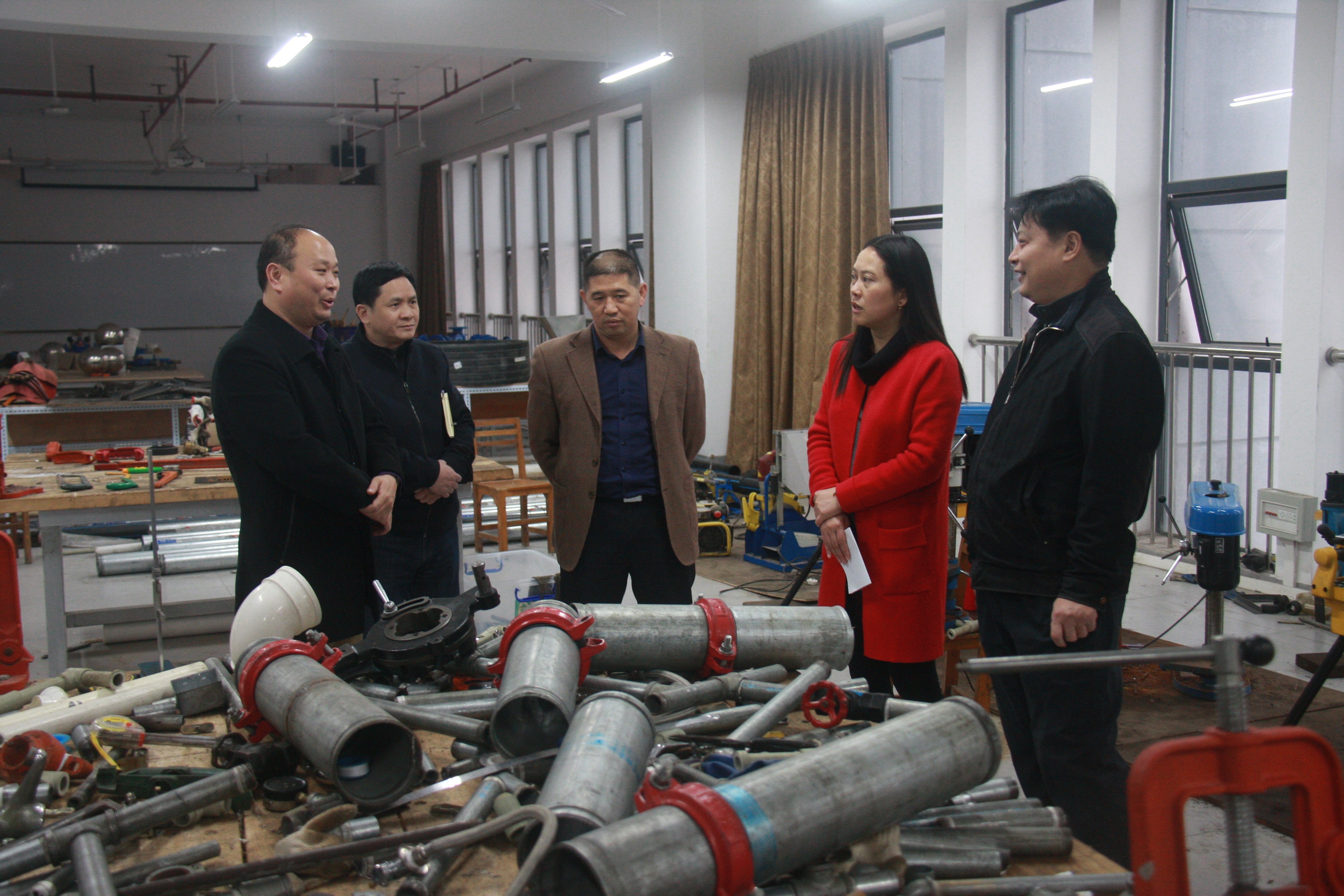 黄永光主任介绍建筑设备实训基地