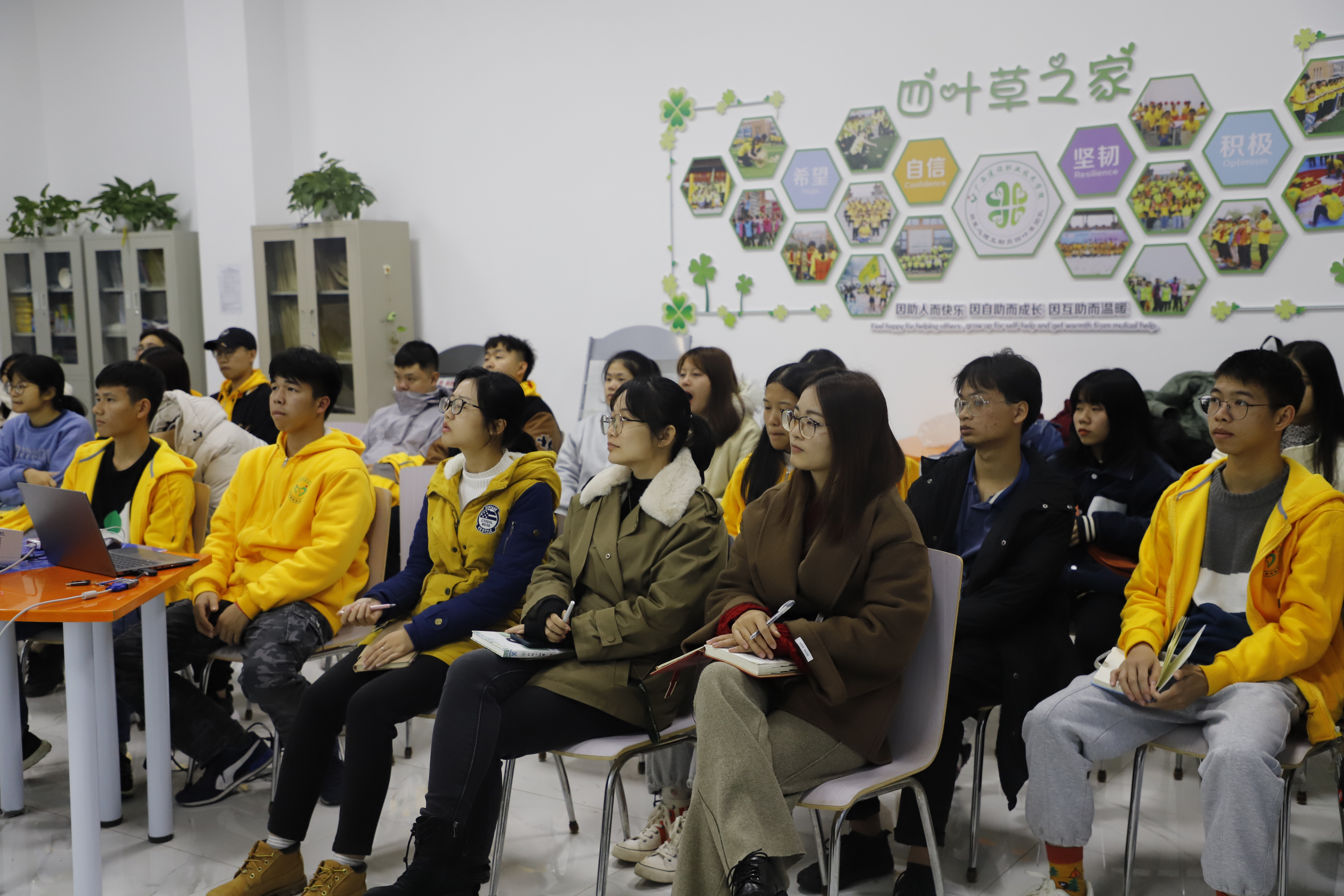 19级互助员及老师在认真听取汇报