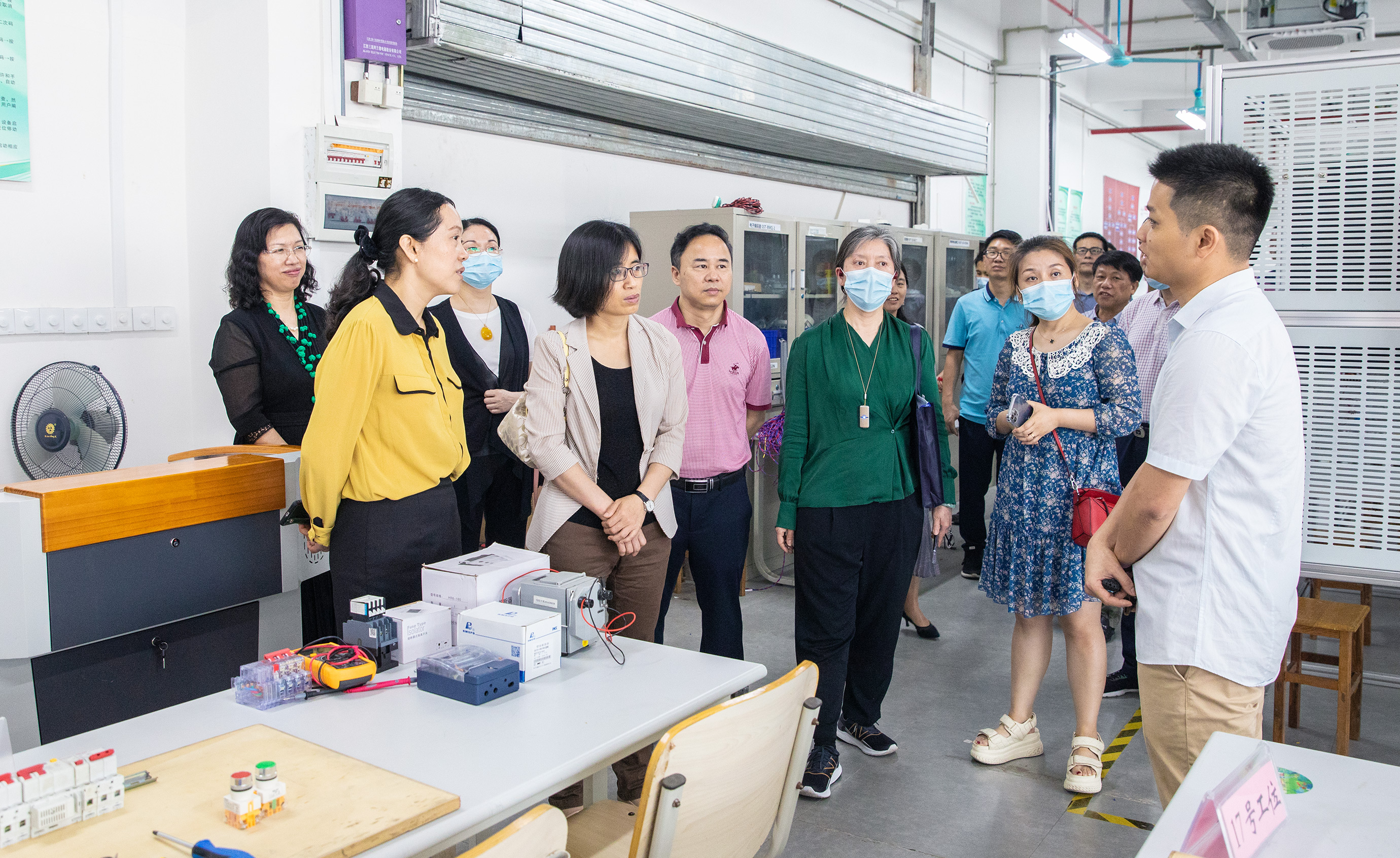 于洋副主任一行参观建筑产业工人电工实训室