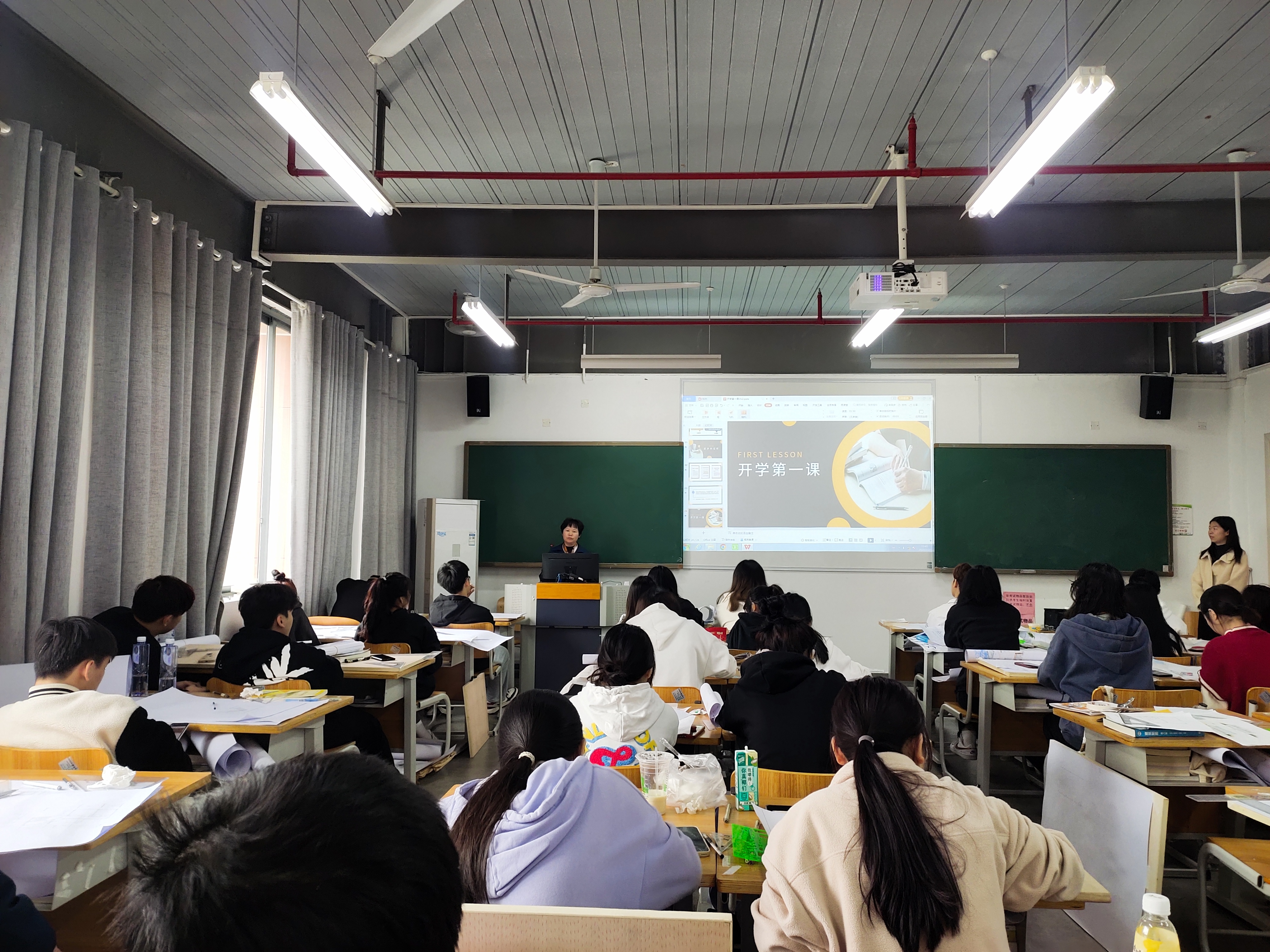 学院副院长蒋萍参加班会