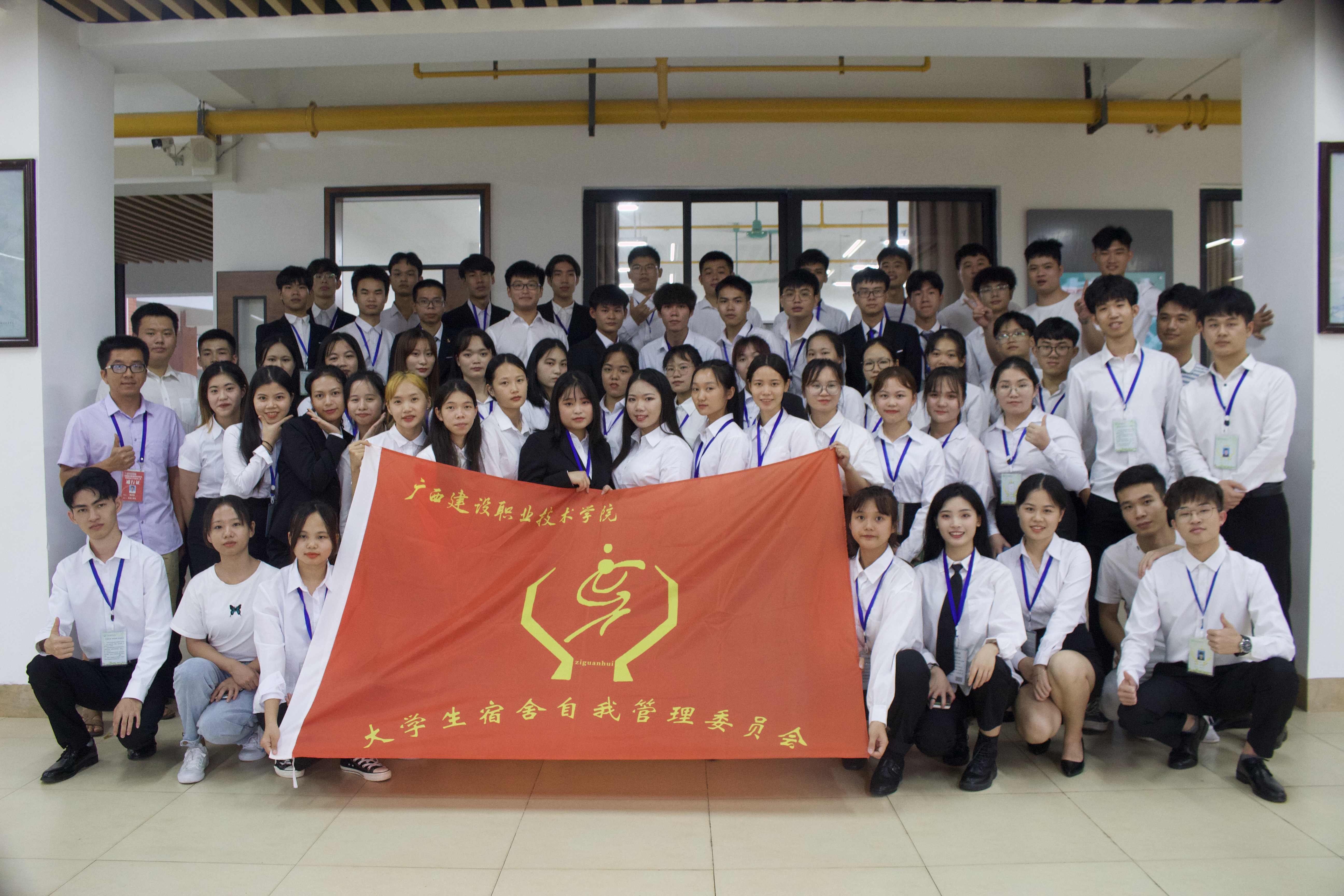 老师、委员与竞选干事合影留念