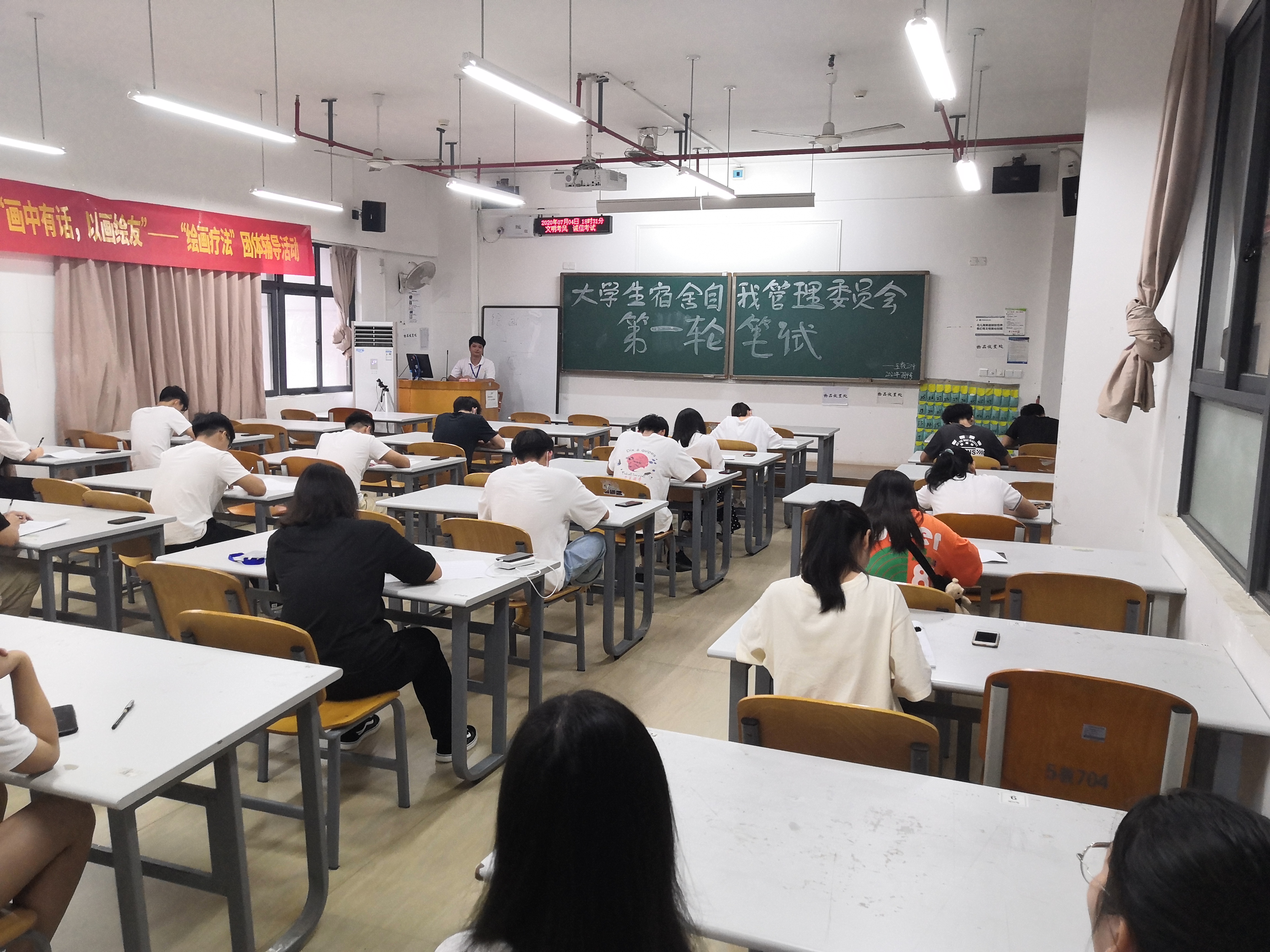 参加竞选的干事们在认真作答