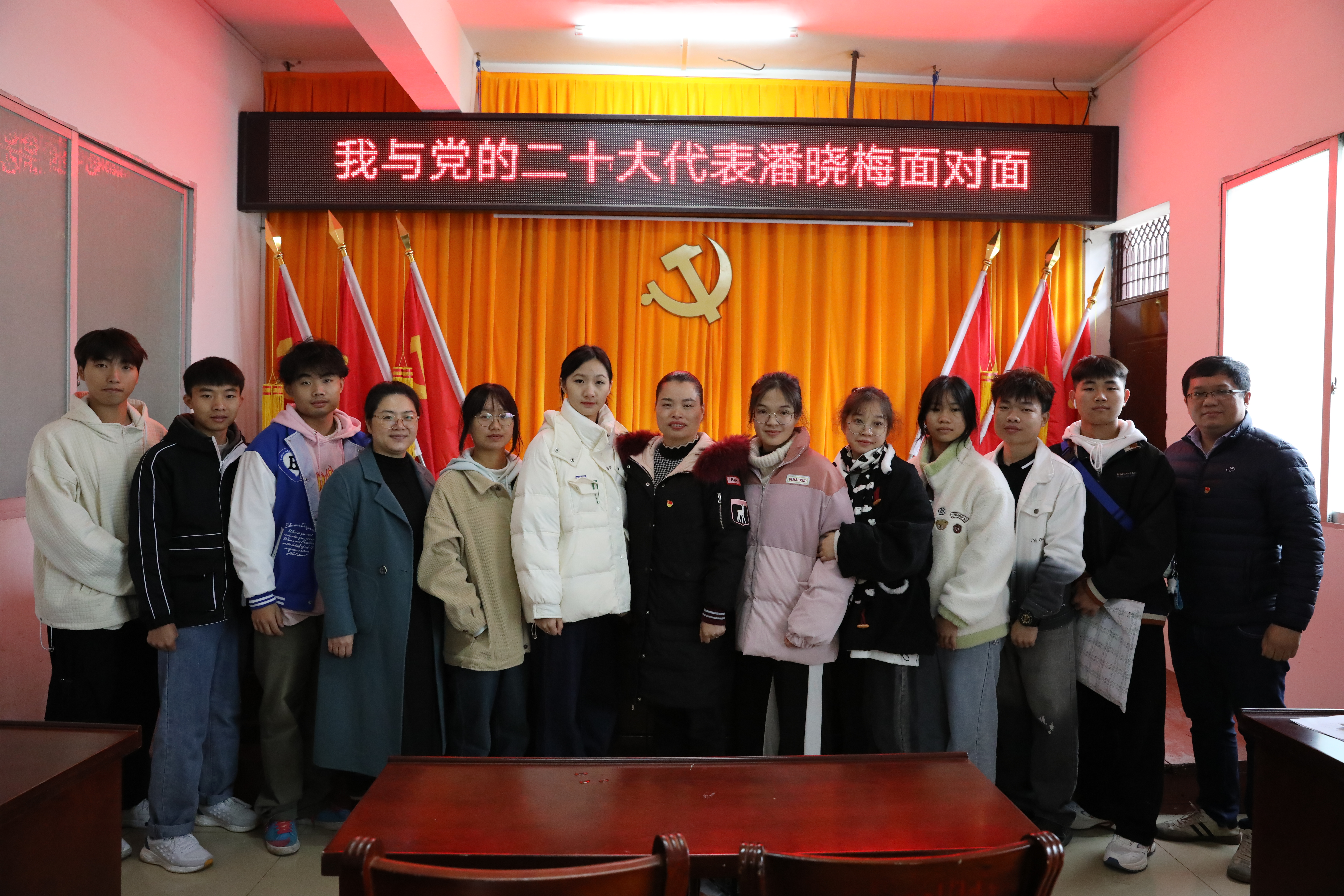 实践团成员与潘晓梅代表合影