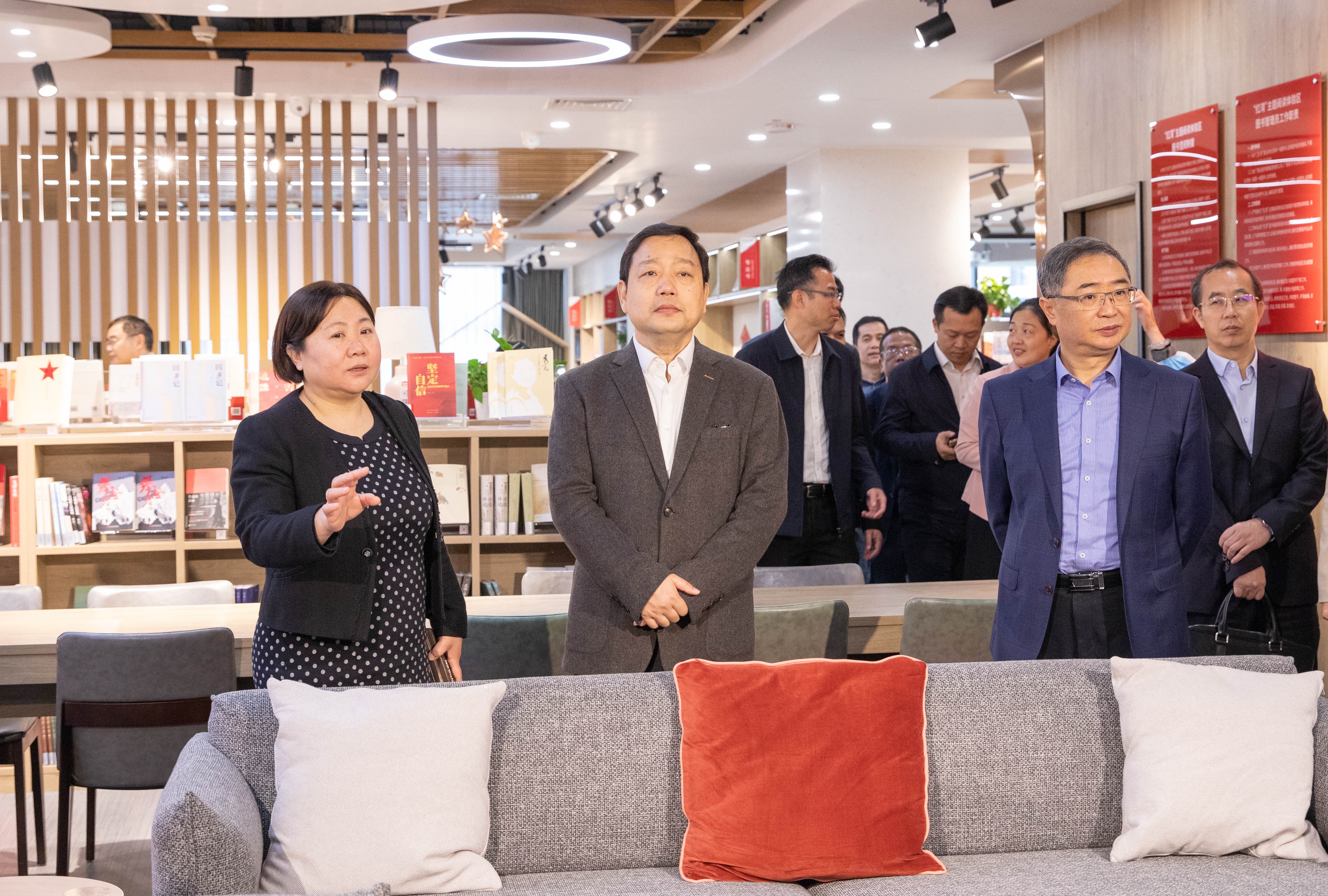 杨绿峰厅长一行参观在我校建成的全区首家高校“红湾”主题阅读体验区
