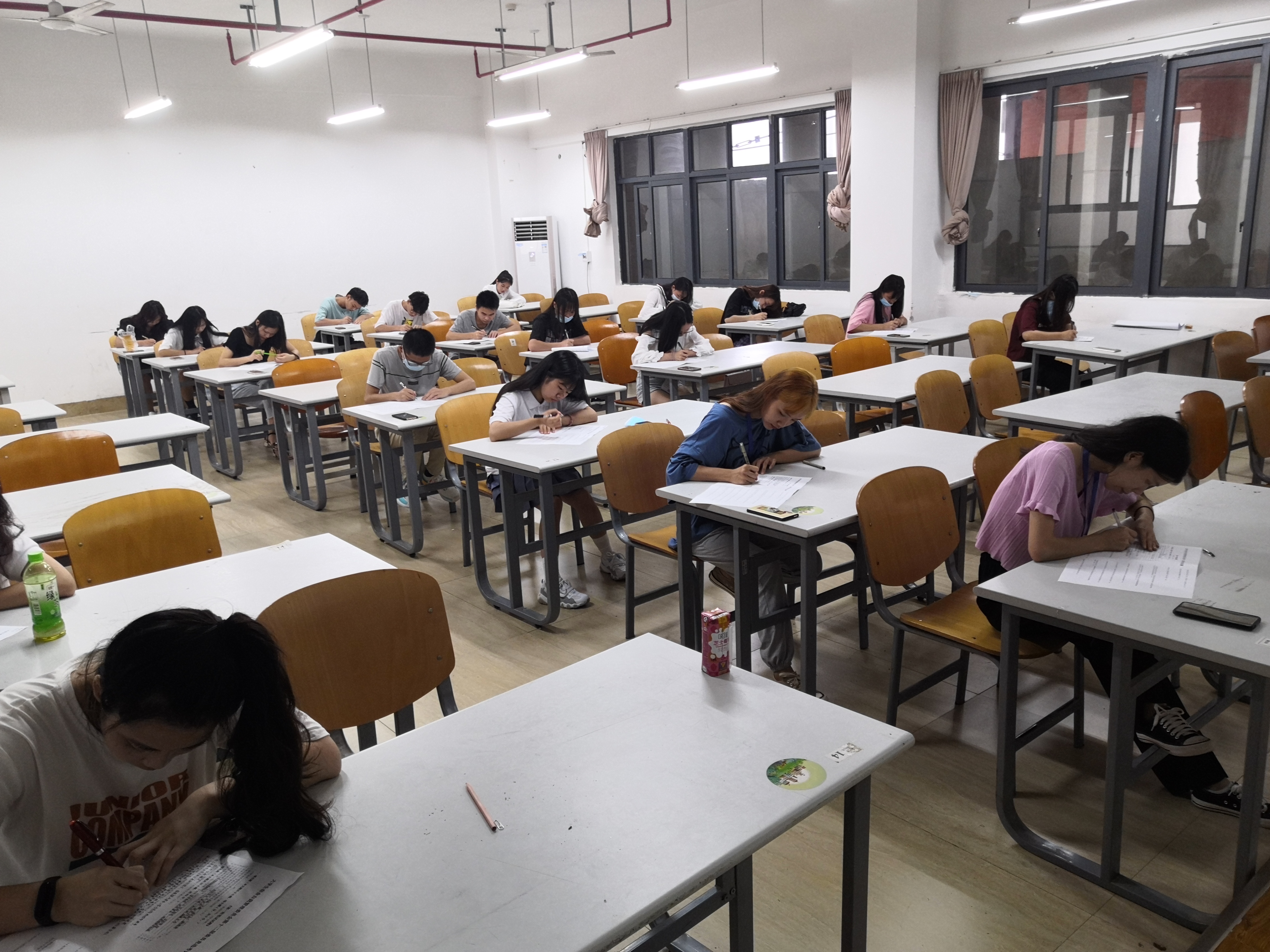 参加竞选的干事们在认真作答