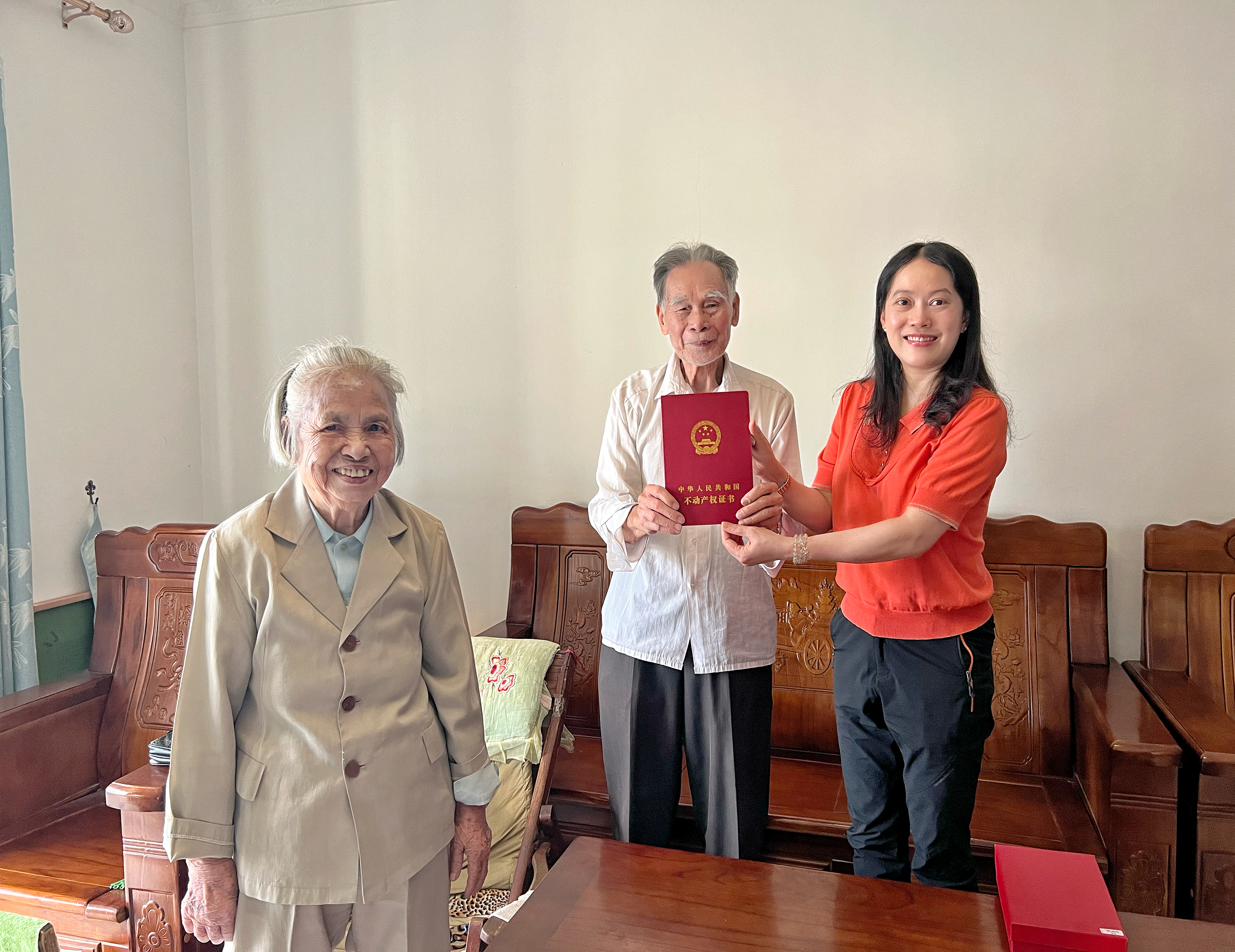 冯彰锦同志从吴丹副校长手上接过不动产权证