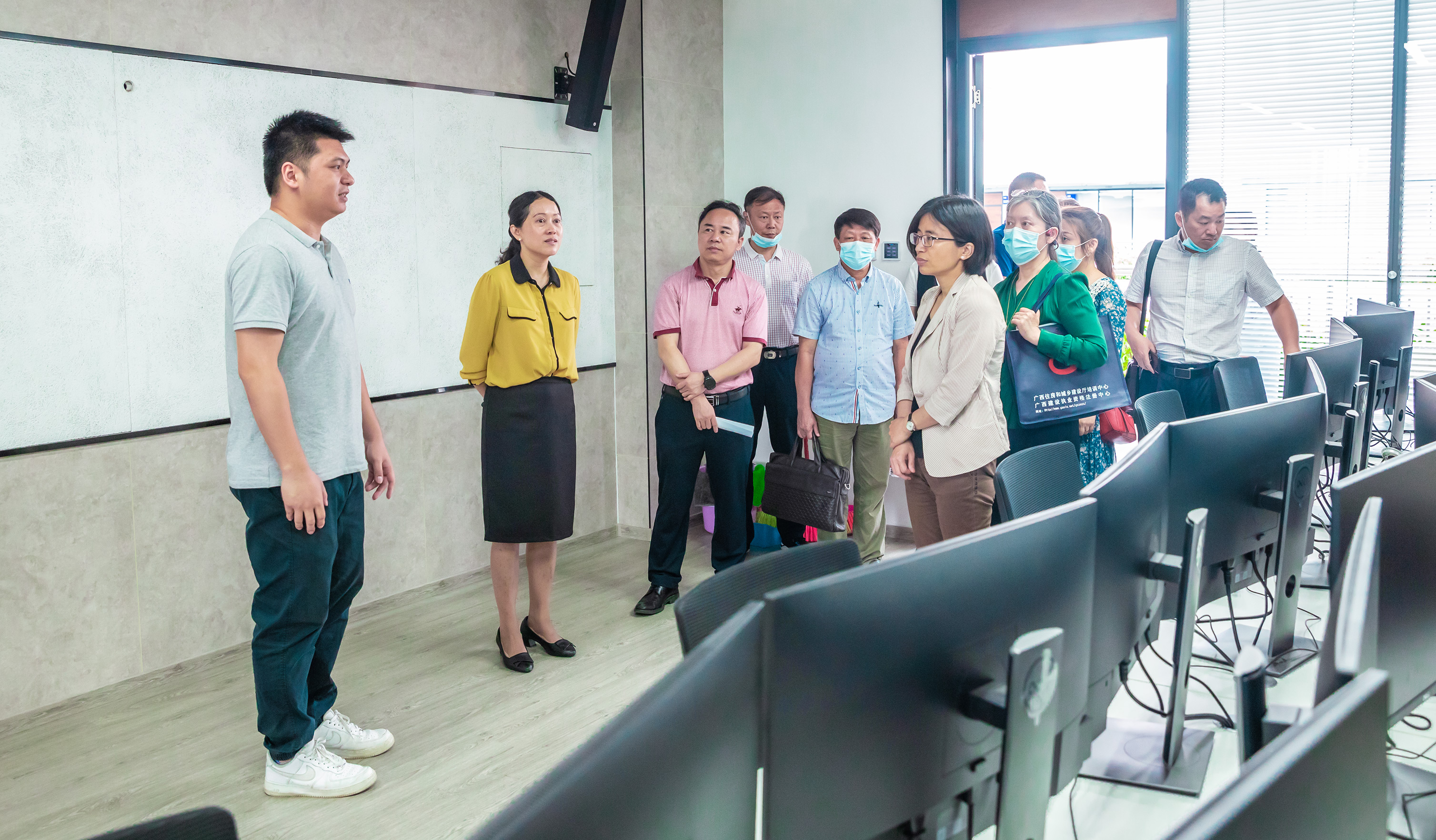于洋副主任一行参观BIM技术实训机房
