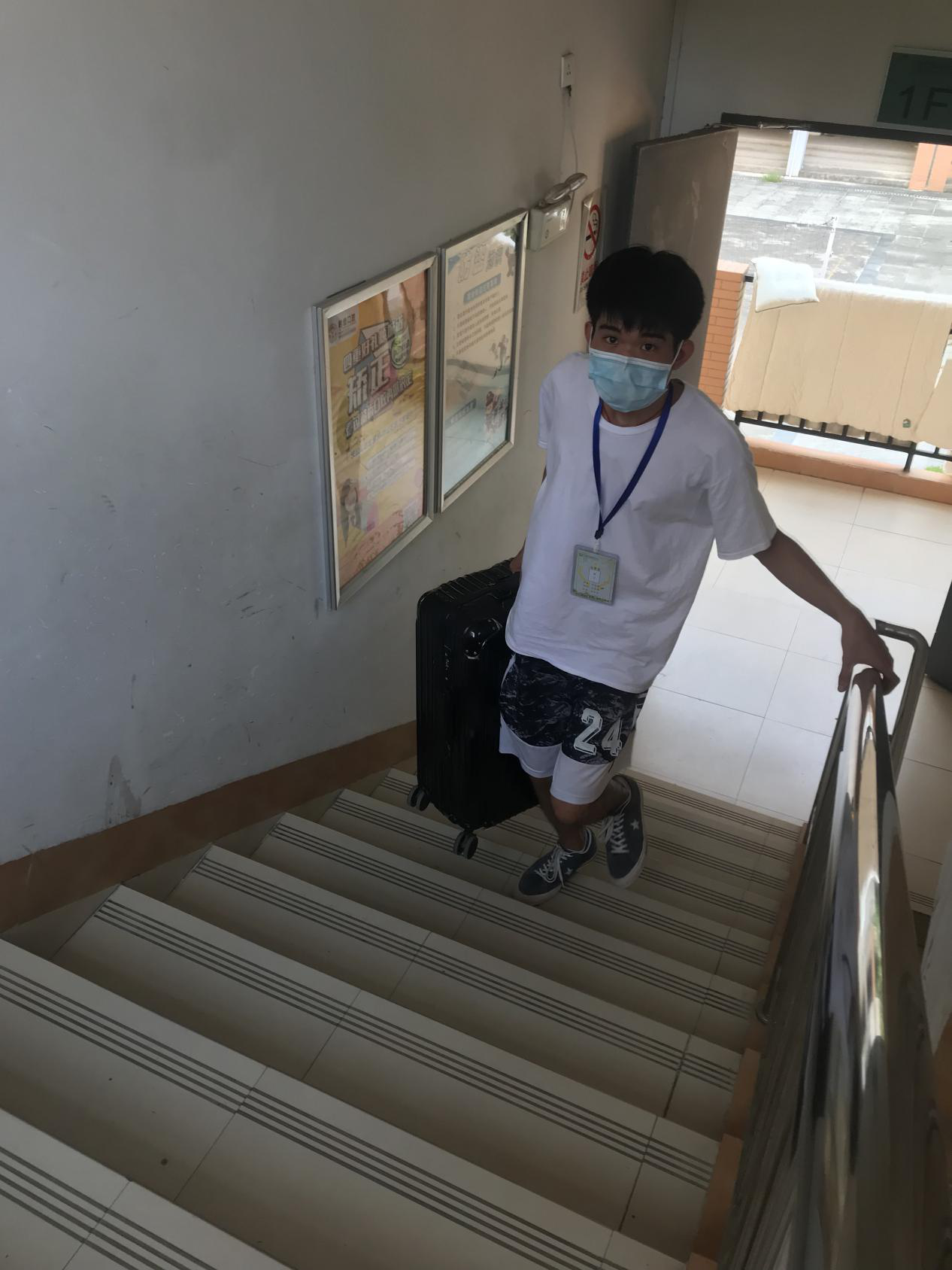 帮助同学们搬运行李
