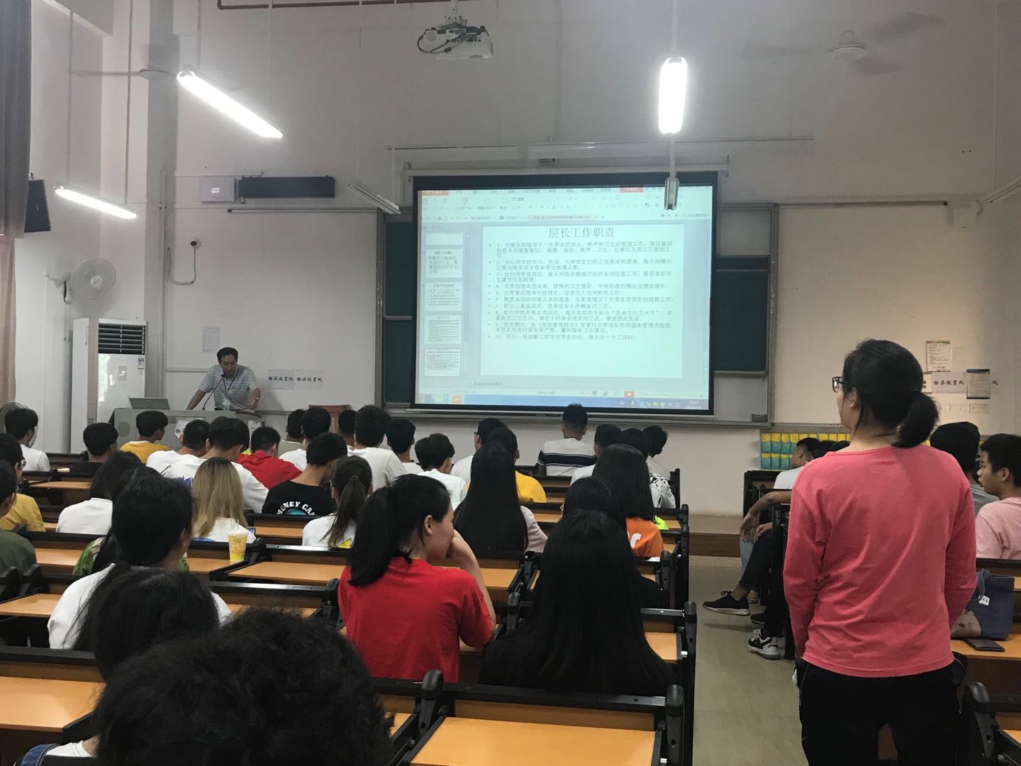 马科长耐心为同学答疑