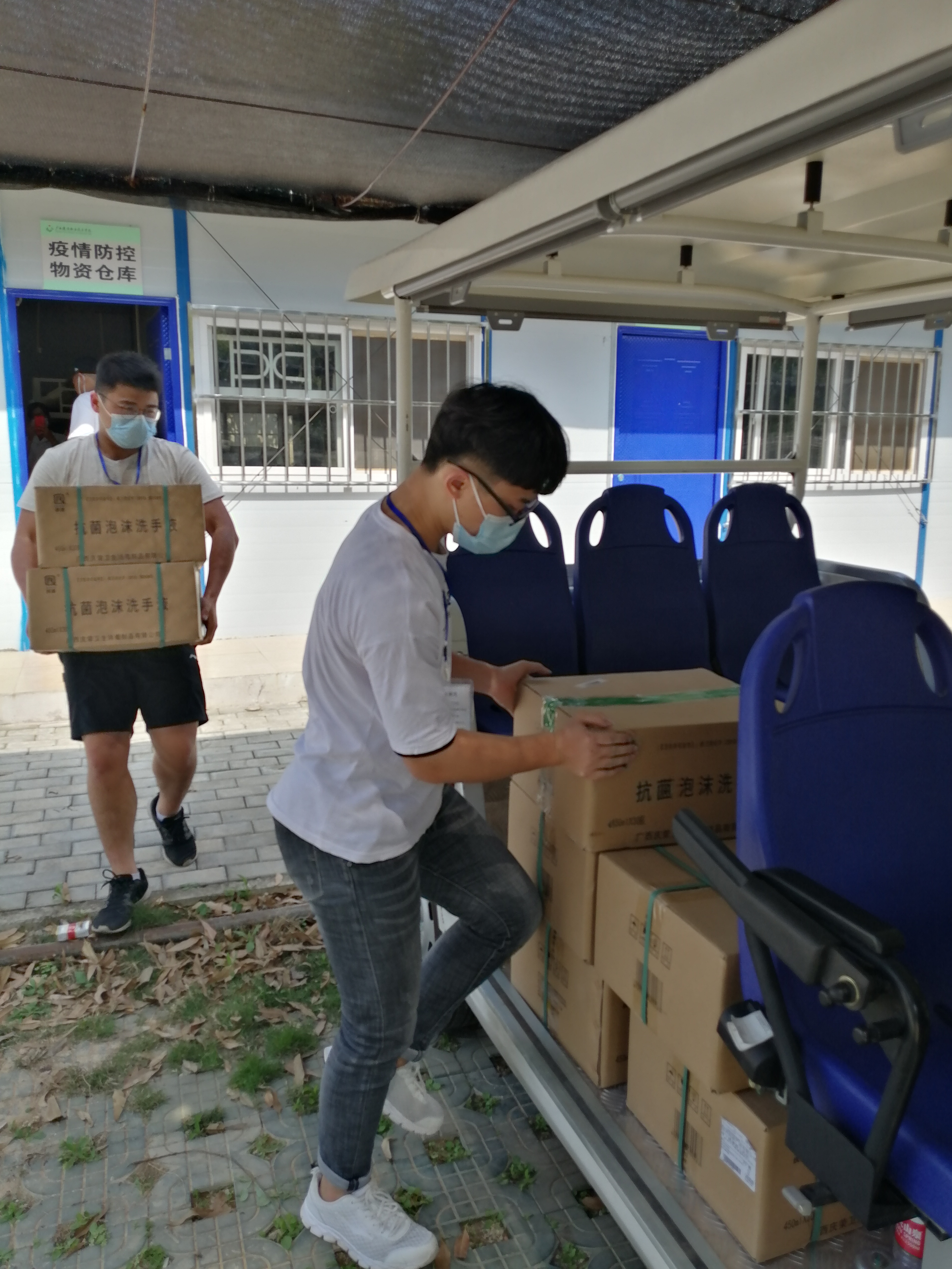 自管会委员们在协助搬运疫情防控物资