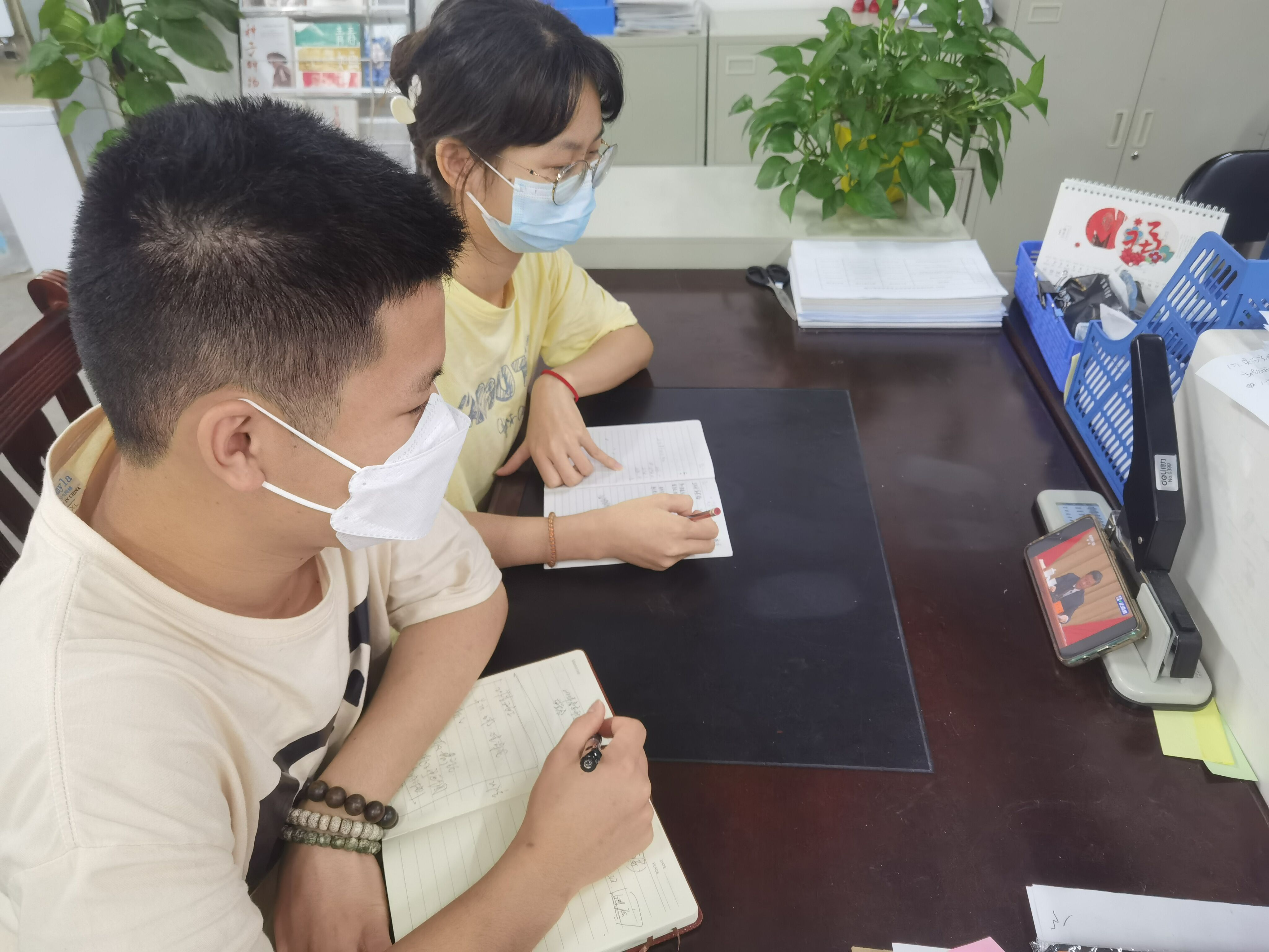学生观看学习